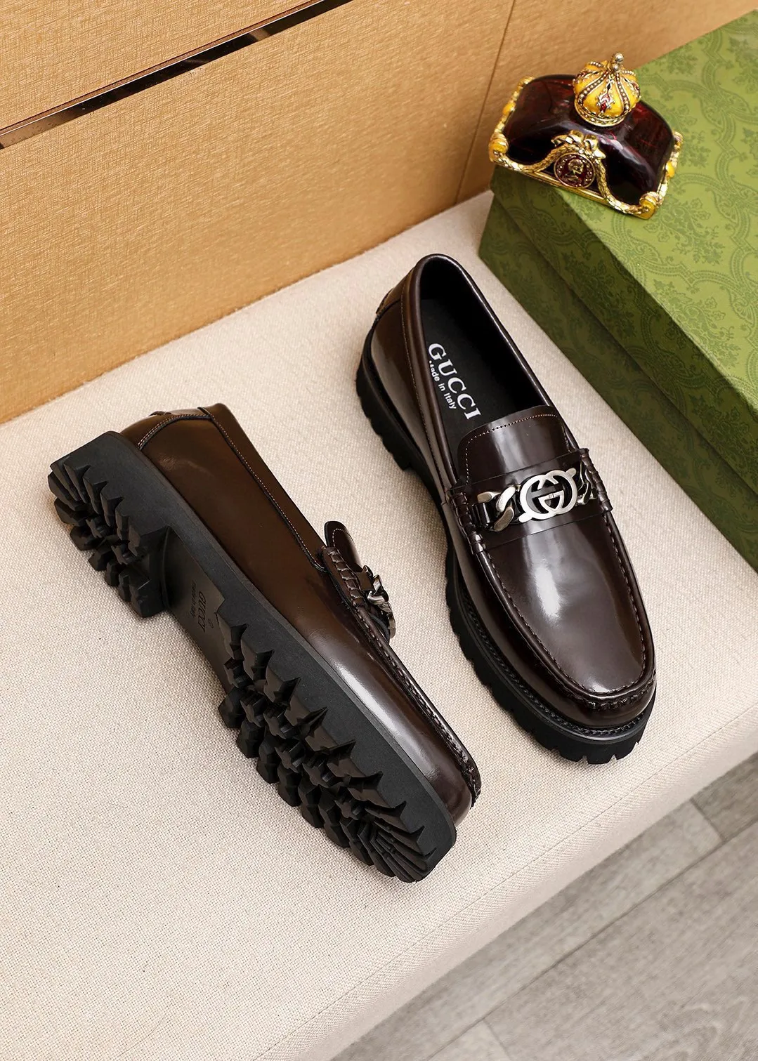 Men's shoes 💰460 💐 Product trademark: GUCCI "Gucci" casual leather shoes Regular size: 39-44 (38.45🉑️customized) Product materials: Selected imported first-layer open-edge beaded cowhide upper + luxury hardware buckle, imported water-dyed cowhide leather lining. Strong three-dimensional visual effect, foam outsole Color: 2⃣️colors available
